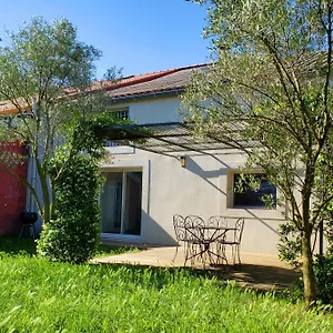 https://les-airis.fr-provencehotel.com